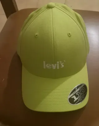 Confezione di nuovi cappelli