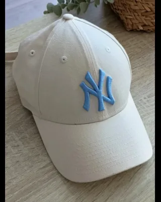 Confezione di nuovi cappelli