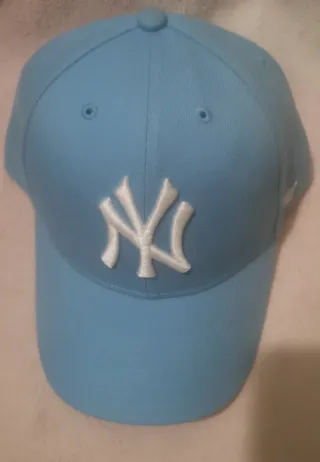 Confezione di nuovi cappelli