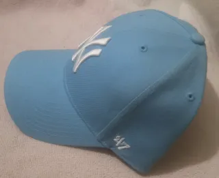 Confezione di nuovi cappelli