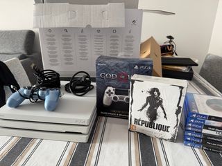 Pacchetto PS4 Pro + Oculus Rift S + Controller God of War + 8 giochi