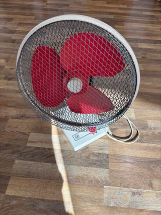 Ventilador pequeño marca Soler&Palau rojo y blanco