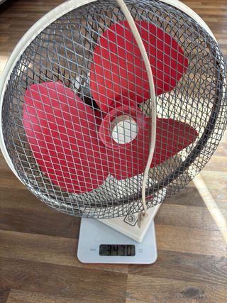 Ventilador pequeño marca Soler&Palau rojo y blanco