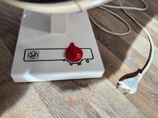 Ventilador pequeño marca Soler&Palau rojo y blanco