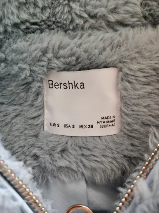 Abrigo corto de pelo, tipo borreguito Bershka