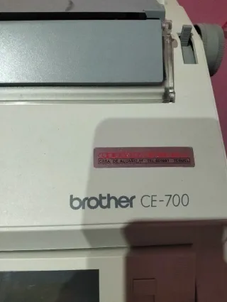 Máquina de escribir Brother CE-700
