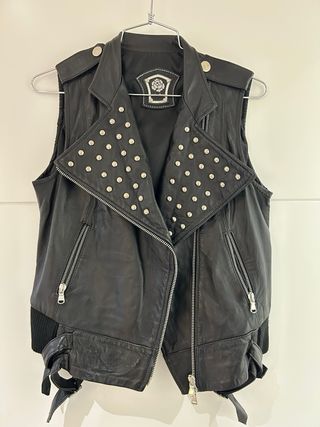 Chaleco de piel con tachuelas Made in Italy