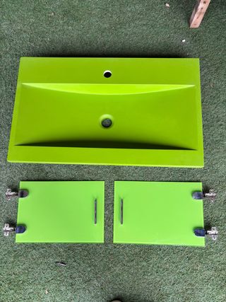 Lavabo y puertas de cristal verde