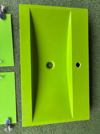 Lavabo y puertas de cristal verde