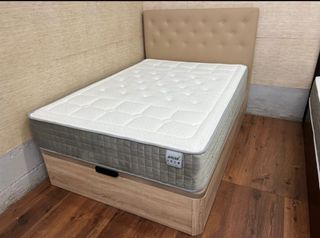 Colchón y canapé de tela y madera