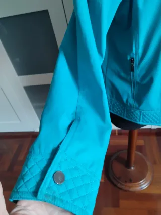 Cazadora azul turquesa