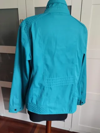 Cazadora azul turquesa