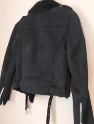 Cazadora Zara ante forrada pelo negra
