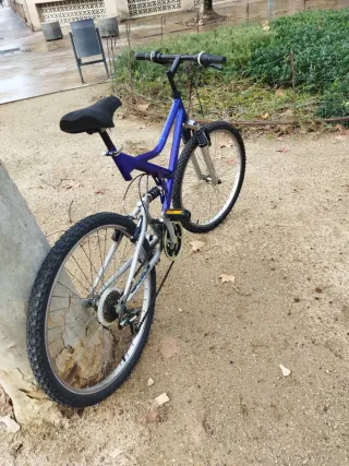 Bicicleta Montaña Azul y Plata veintiséis pulgadas