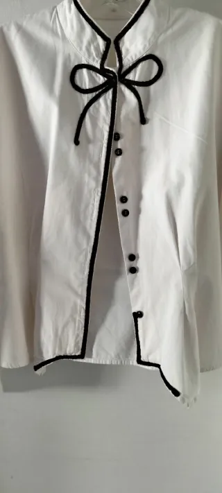 Camisa retro de algodón blanco y cuello mao.