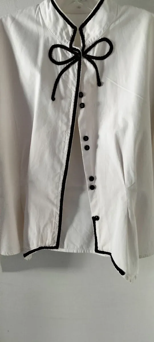 Camisa retro de algodón blanco y cuello mao.