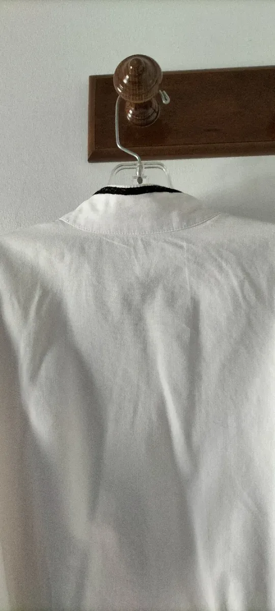 Camisa retro de algodón blanco y cuello mao.