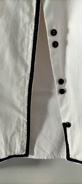 Camisa retro de algodón blanco y cuello mao.