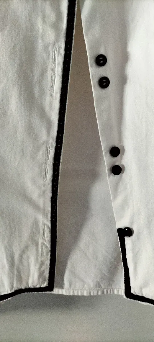 Camisa retro de algodón blanco y cuello mao.