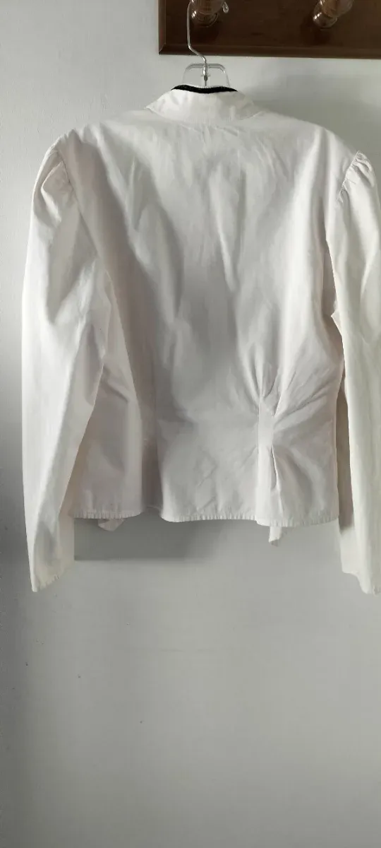 Camisa retro de algodón blanco y cuello mao.