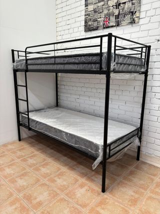 Cama litera negra con colchones viscoelásticos