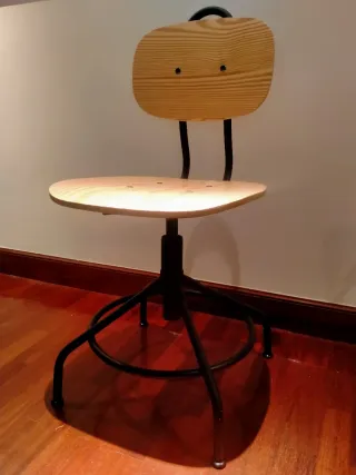 Silla giratoria de pino y metal