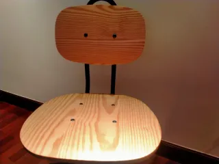 Silla giratoria de pino y metal