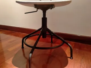 Silla giratoria de pino y metal