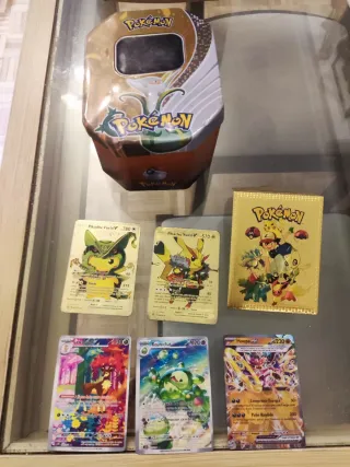 Caja Pokémon con 3 cartas y 2 metálicas