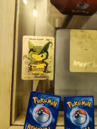 Caja Pokémon con 3 cartas y 2 metálicas