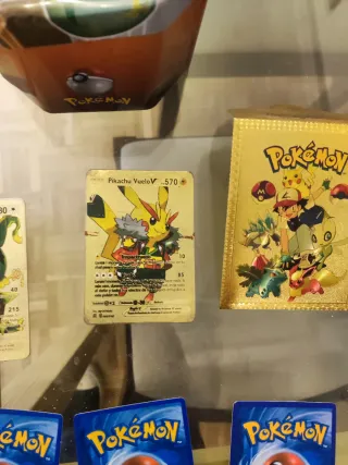 Caja Pokémon con 3 cartas y 2 metálicas