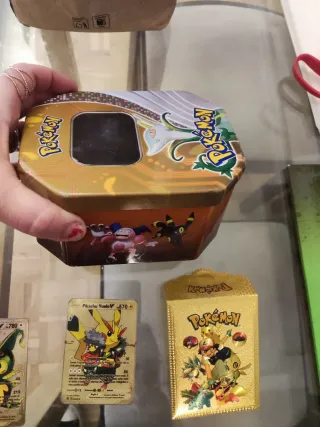 Caja Pokémon con 3 cartas y 2 metálicas