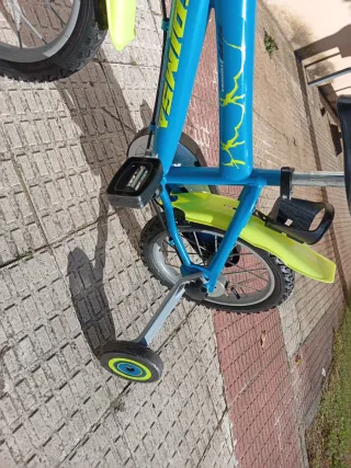 Bicicleta infantil con ruedines