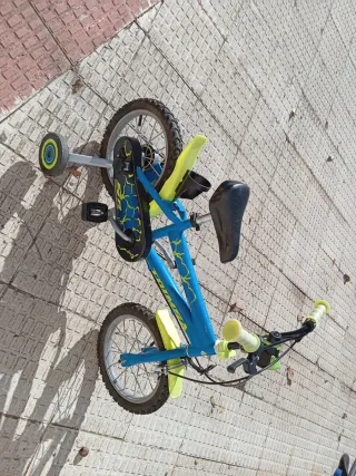 Bicicleta infantil con ruedines