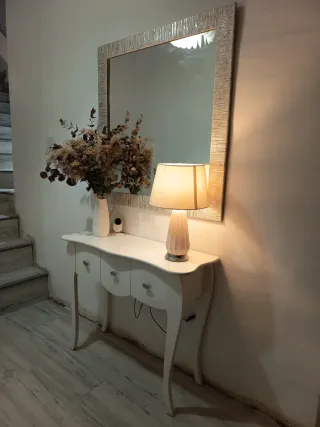 Recibidor blanco con espejo