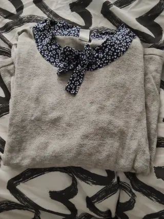 Jersey gris con cuello estampado