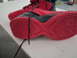 Botas de Baloncesto Rojas y Negras