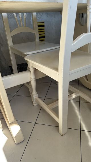 Mesa comedor y 4 sillas blancas