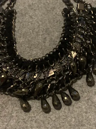 Collana girocollo con pendenti neri zara