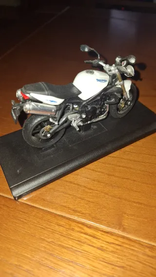 Maqueta 1:18 Triumph Street Triple 675 Welly