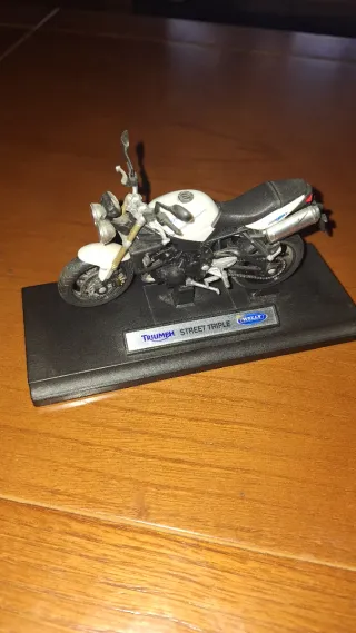 Maqueta 1:18 Triumph Street Triple 675 Welly