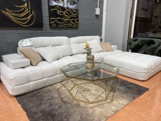 Sofá modular blanco con mesa de centro dorada