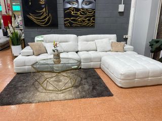 Sofá modular blanco con mesa de centro dorada