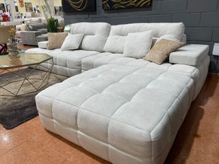 Sofá modular blanco con mesa de centro dorada