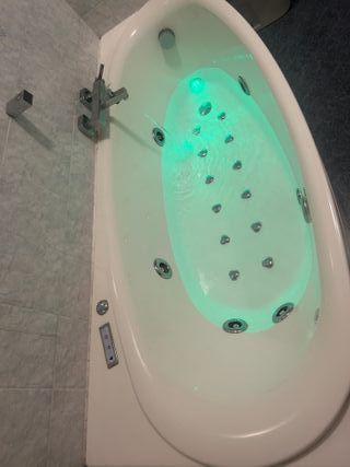 Vasca idromassaggio bianca