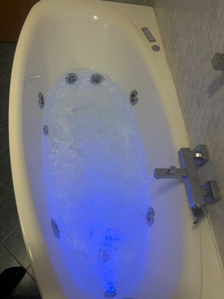 Vasca idromassaggio bianca