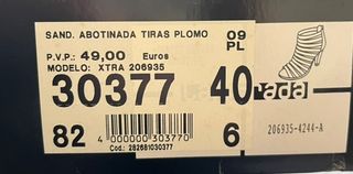 Sandalia de tacón abotinada plateada