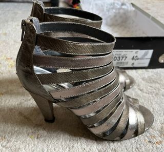 Sandalia de tacón abotinada plateada