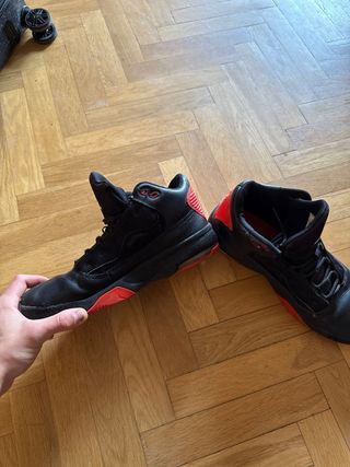 Zapatillas Jordan Max Aura 2 Negras y Rojas
