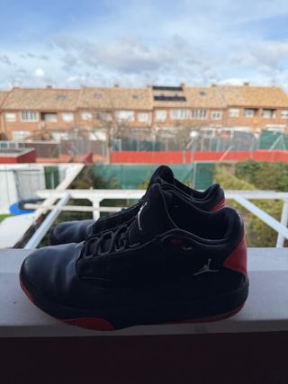 Zapatillas Jordan Max Aura 2 Negras y Rojas